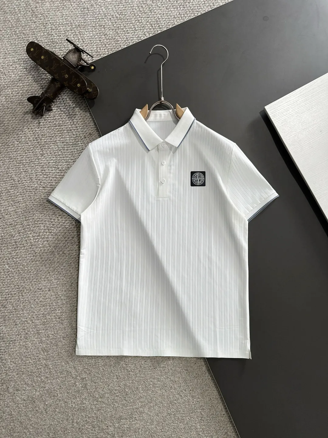 🅿️330 shipped next day, high quality Stone lsland/Stone Island 25ss spring and summer new high-definition POLO lapel T-shirt. Made with machines imported from Italy. It is truly the most luxurious and high-quality product. It is made of combed and heavyweight fabrics. High-strength and high-weight fabrics feel substantial when weighed. The upper body is also more textured than ordinary T-shirts and is not easy to deform. This texture can cope with the weather. It absorbs sweat and is breathable, suitable for both hot and cold! Perfectly produced with reference to the original stitch and stitch! The loose fit design is super noble. Custom-woven signature ribbed collar, cuffs, and hem. Really rare and rare goods Size: M-XXXL